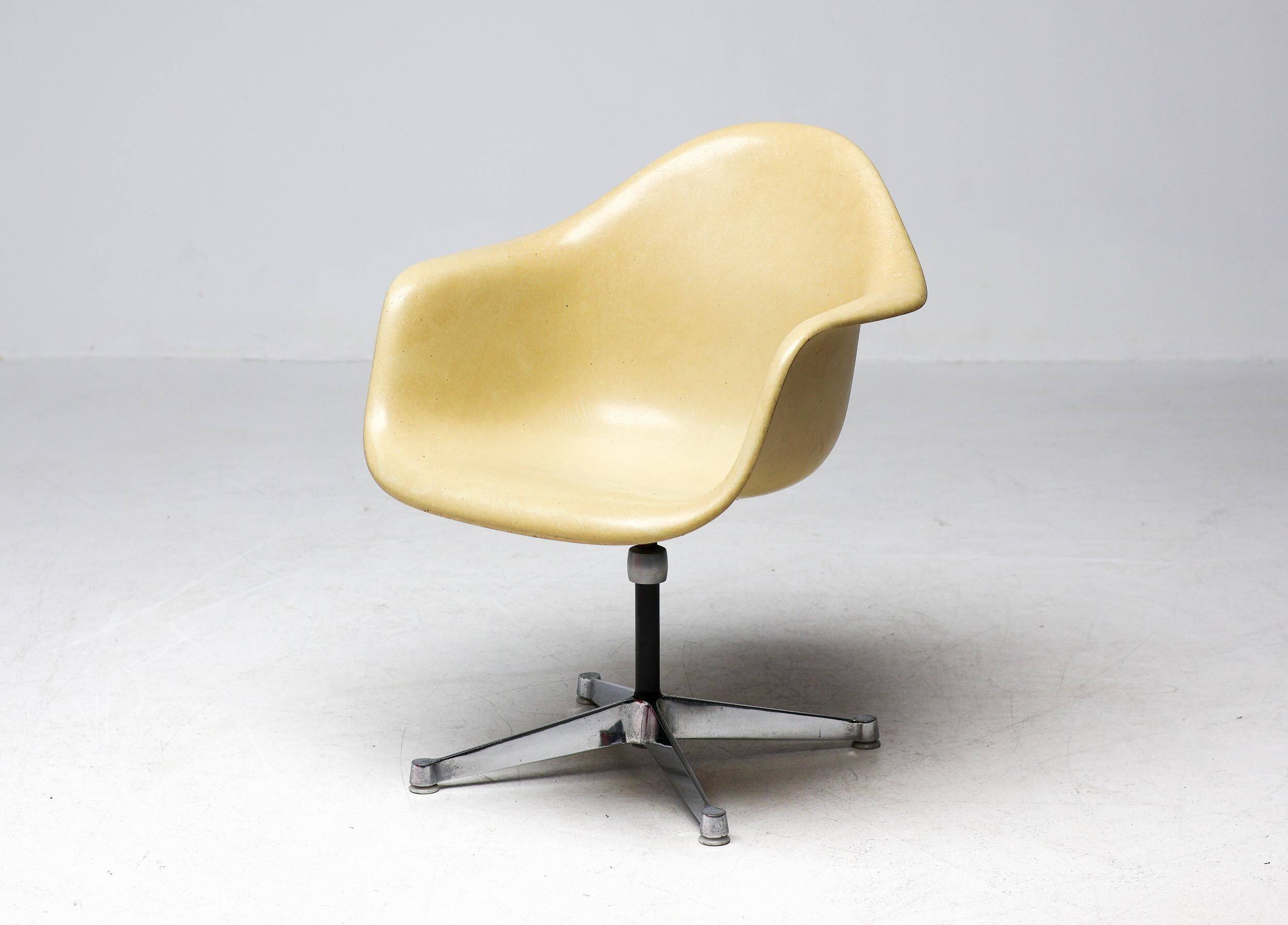 Chair based on the contract by Charles and Ray Eames for Herman Miller.