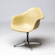 Chair based on the contract by Charles and Ray Eames for Herman Miller.