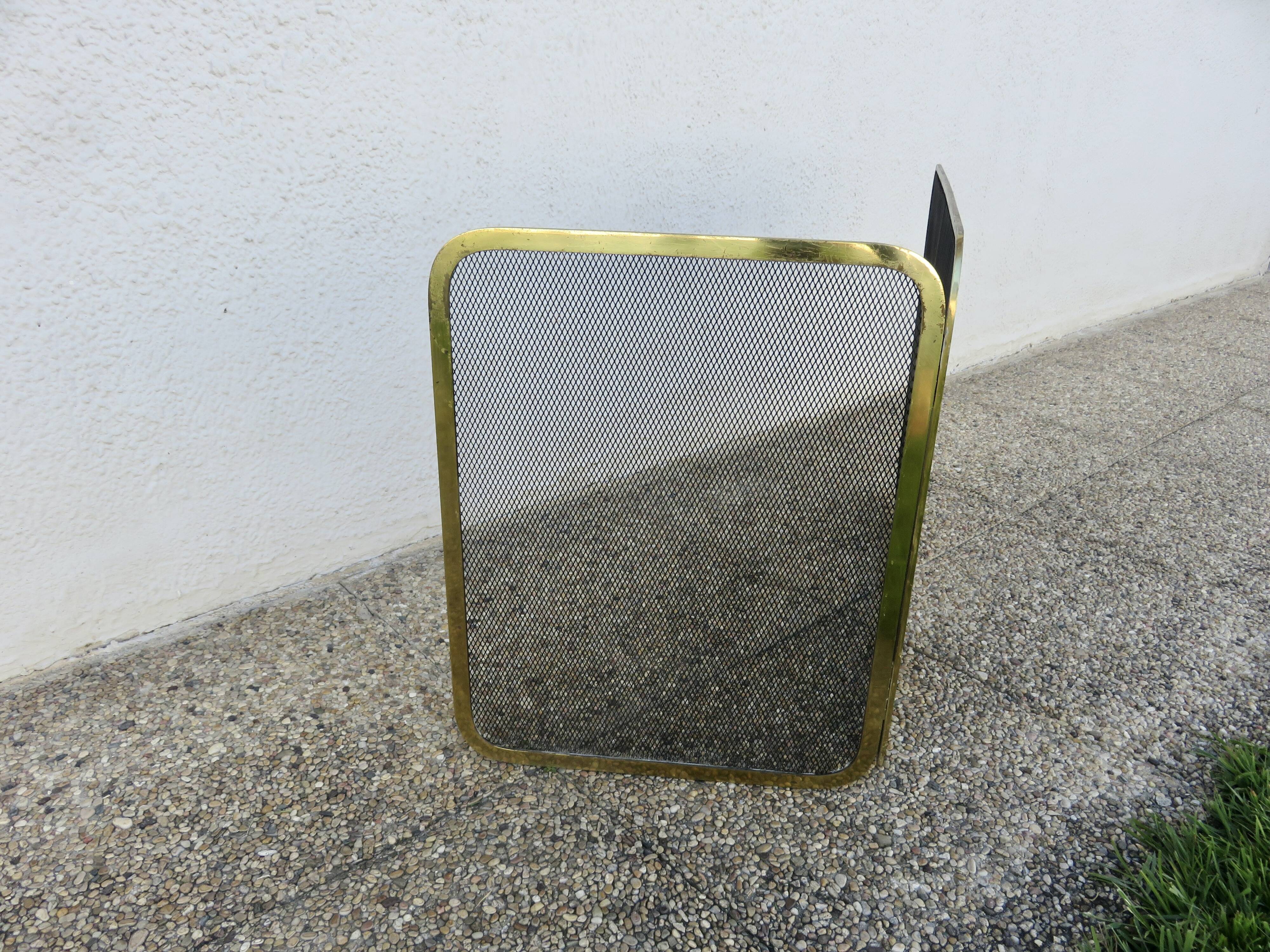 Fireplace screen with 2 panels in gilded brass and expanded metal, 1970s.