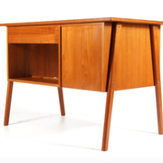 Simple pedestal pedestal desk in vintage danish retro teak from the 60s/70s
