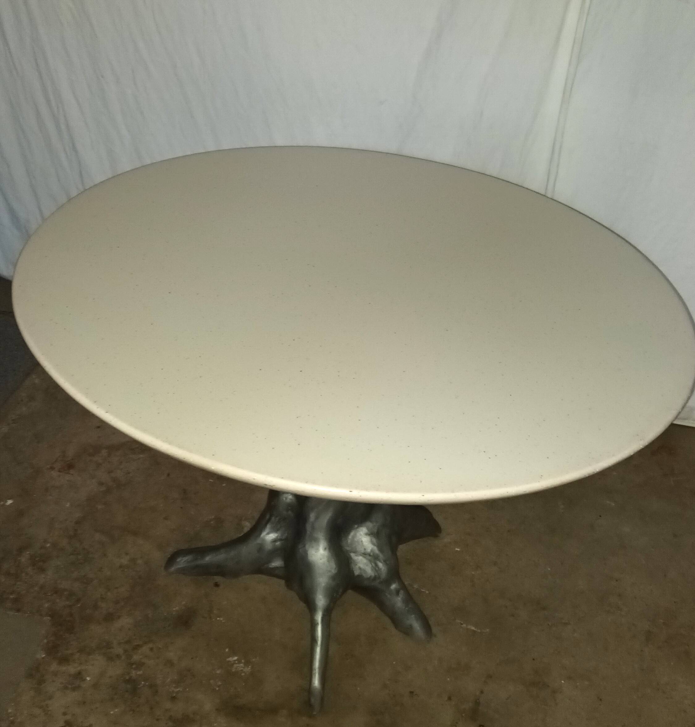 Round table signed OLY Studio
