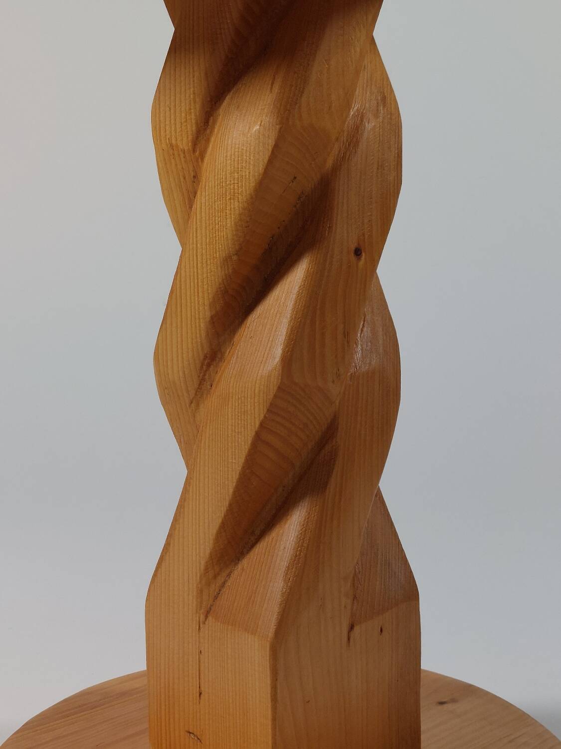 Table d'appoint en pin sculptée à la main, vintage et unique.