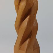 Table d'appoint en pin sculptée à la main, vintage et unique.