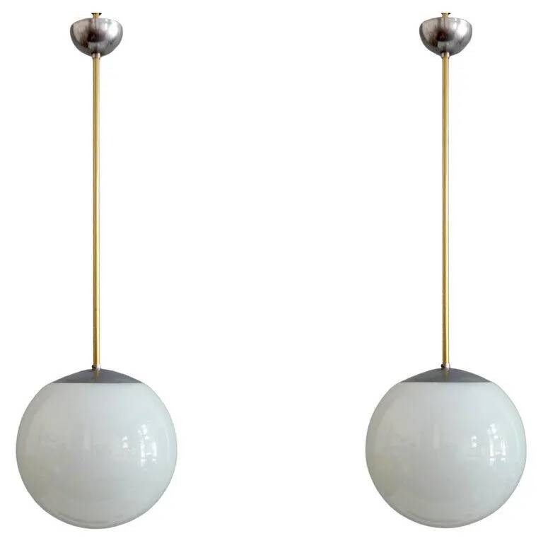 Une paire de grandes lampes sphériques Art Déco avec abat-jour en verre opale et douilles chromées - Bauhaus - 1930-1940