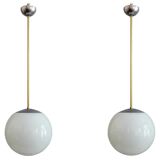 Une paire de grandes lampes sphériques Art Déco avec abat-jour en verre opale et douilles chromées - Bauhaus - 1930-1940