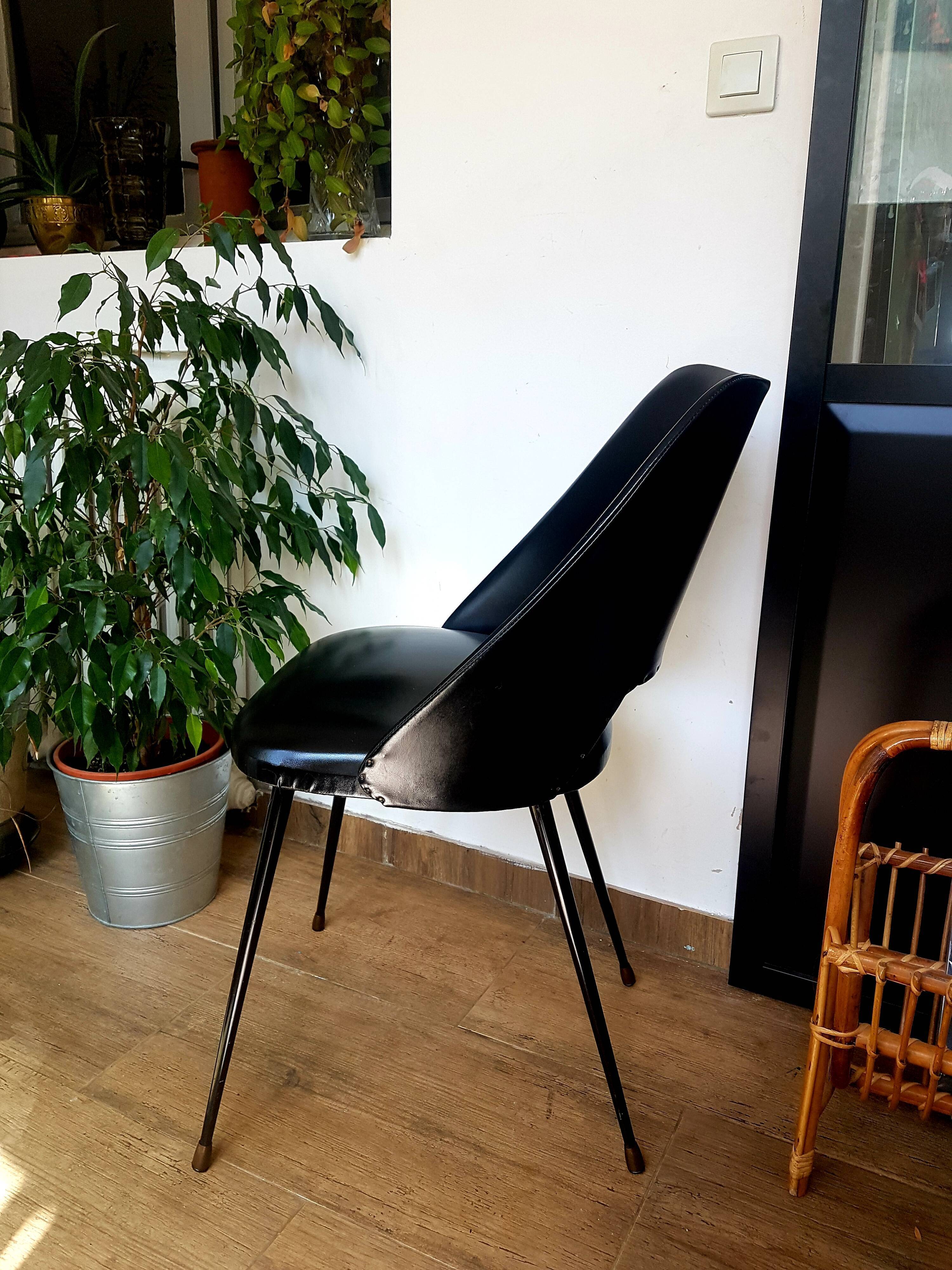Chaise tonneau en skaï