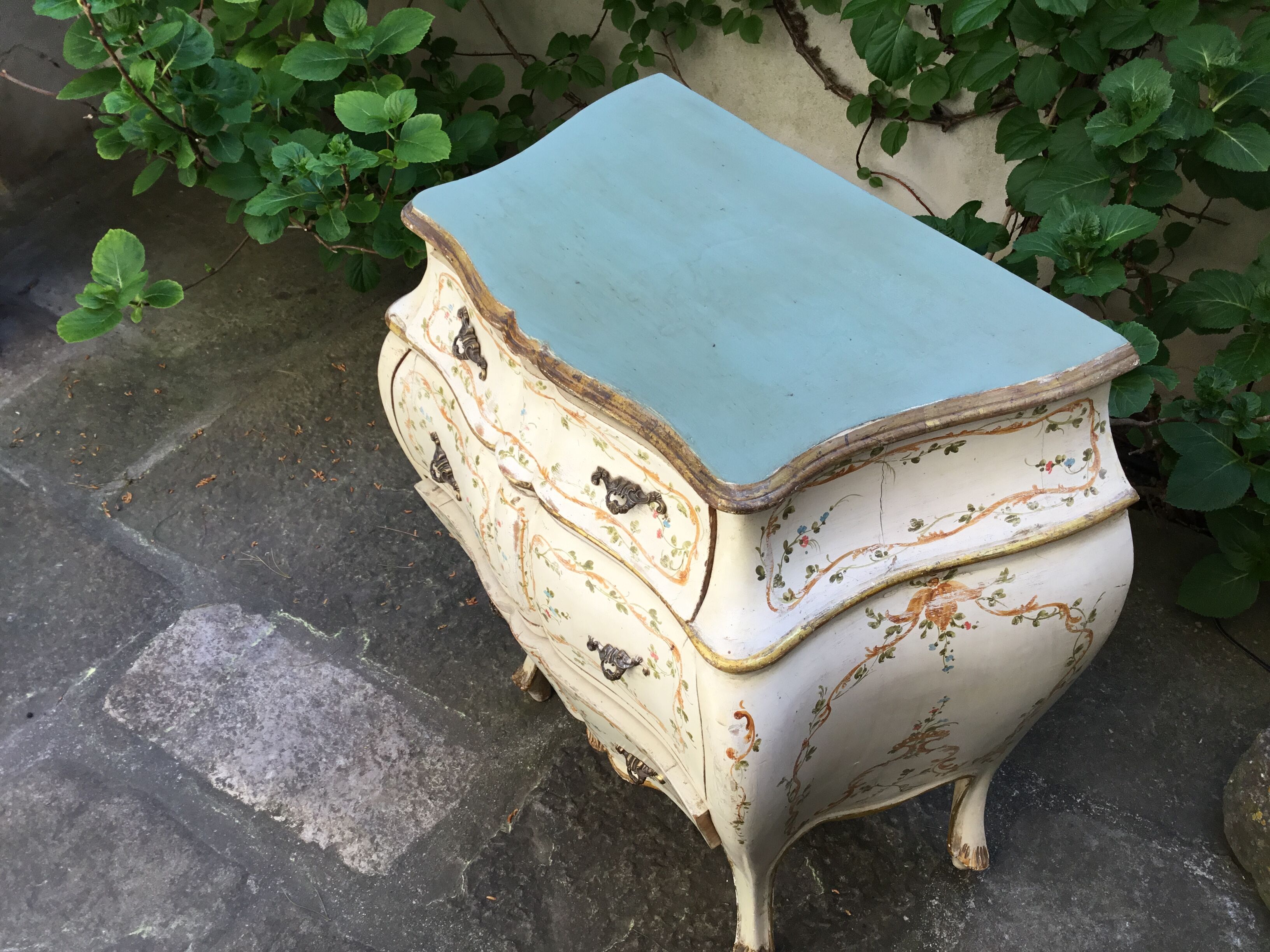 Venetian chest of drawers