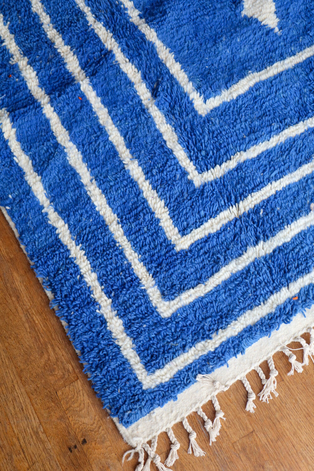 Klein blue and white Moroccan Berber rug