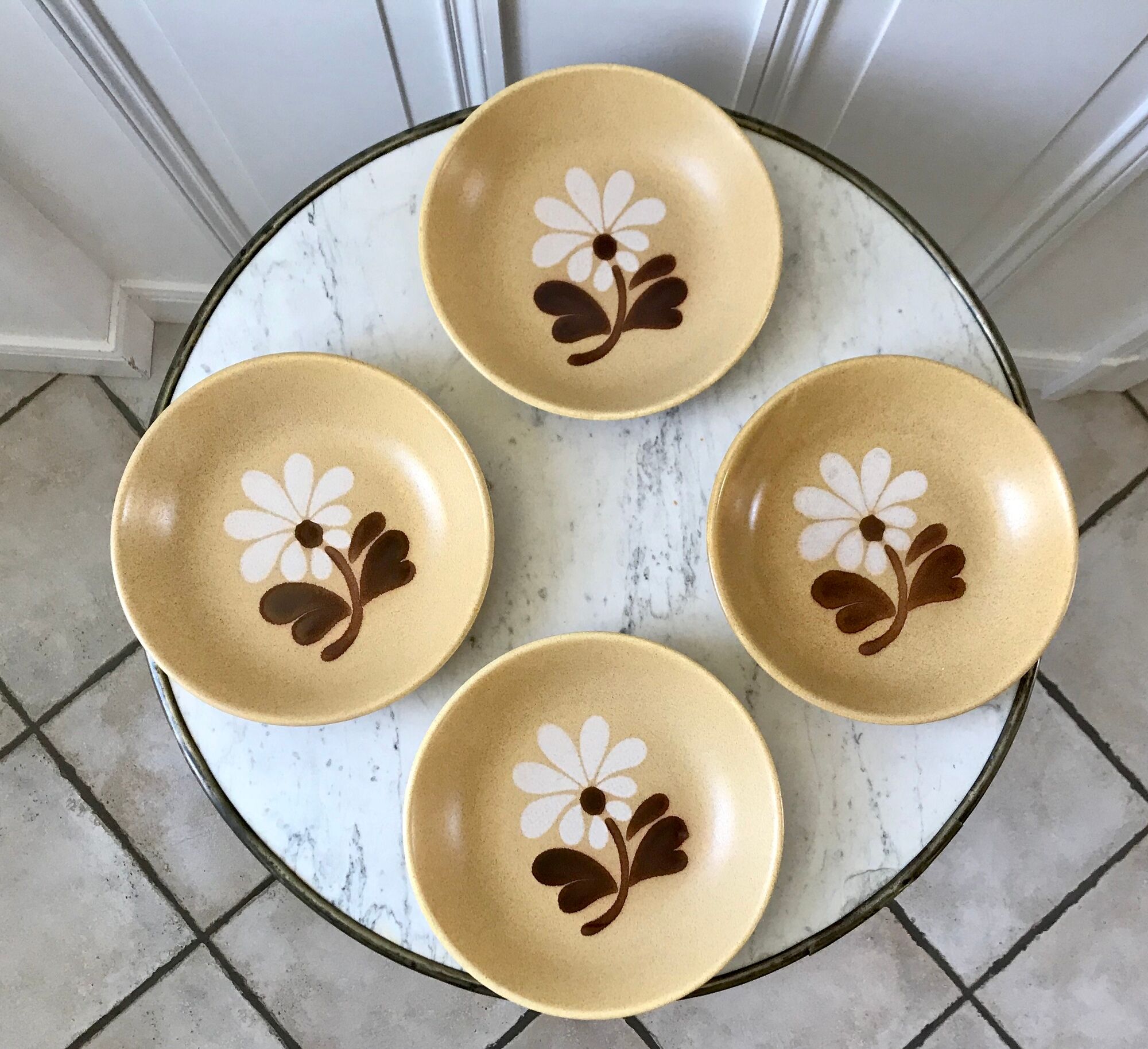 Set of 4 hollow plates in sandstone flowers painted 70s