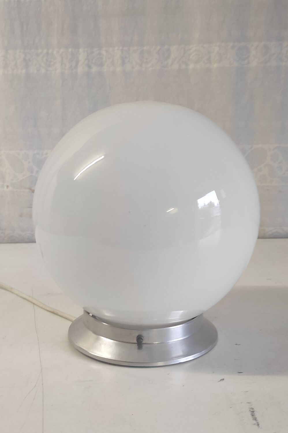 Plafonnier globe opaline - années 50/60