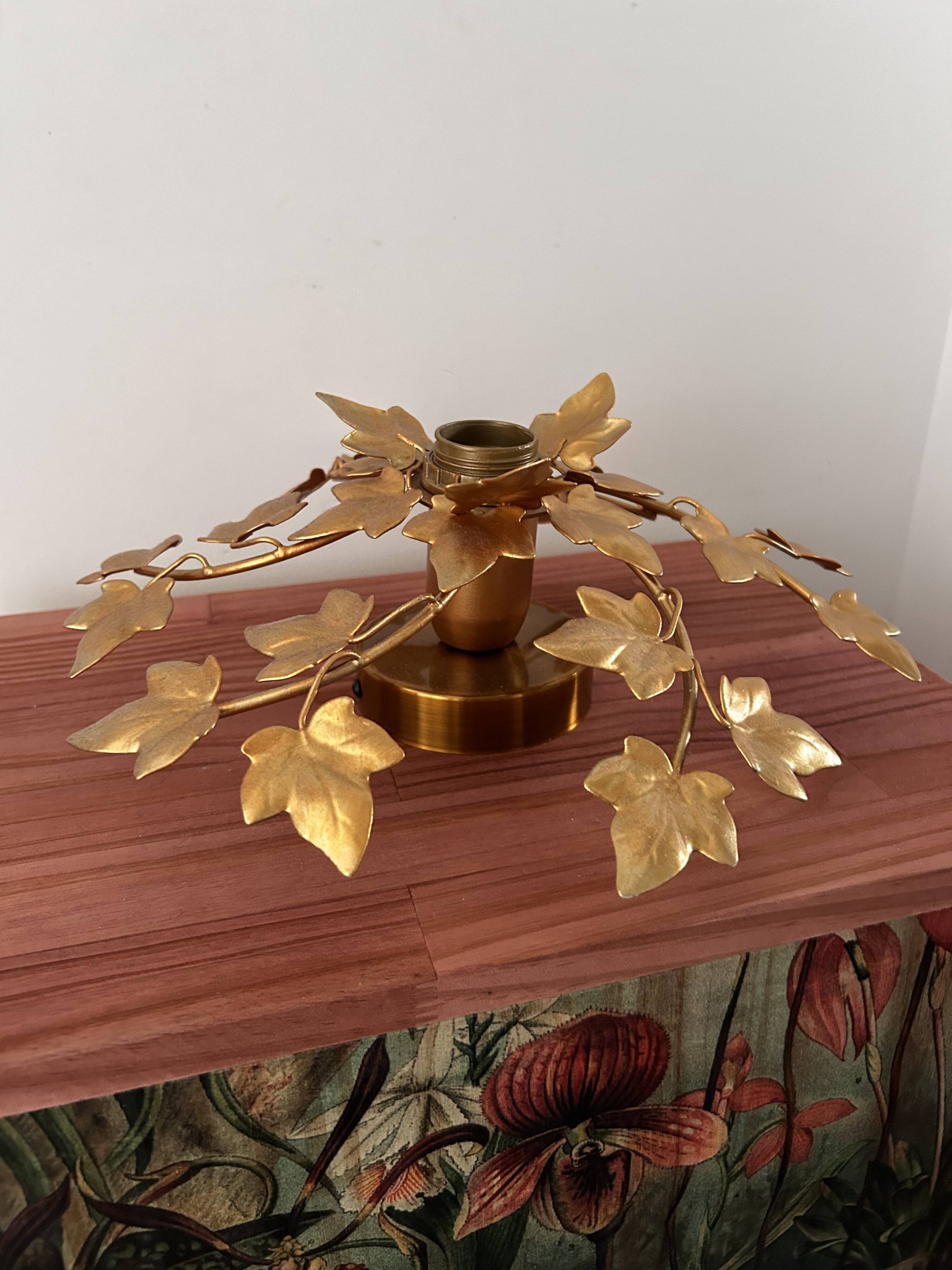 Wall light flower leaves in gold metal