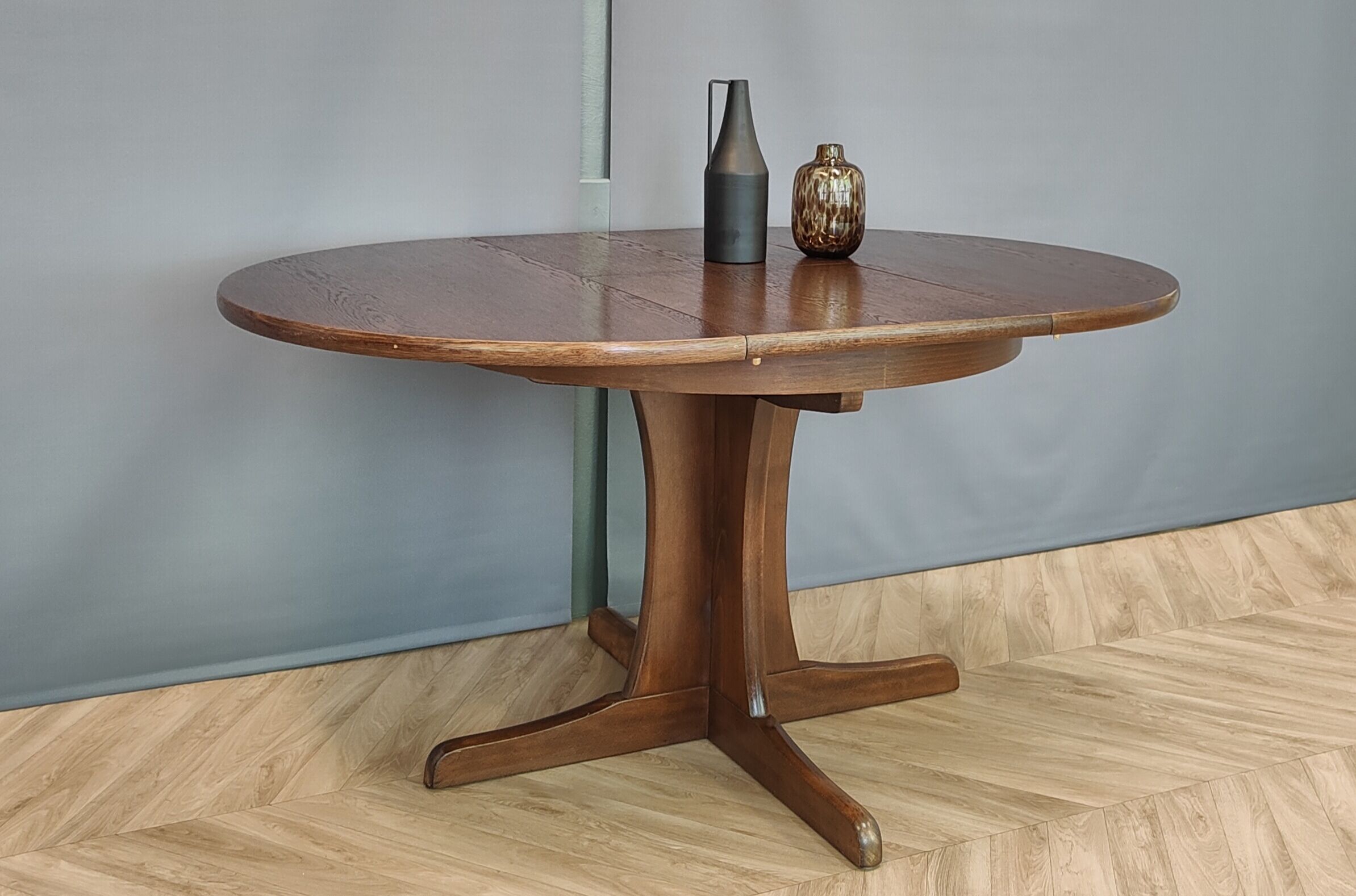 Mid-century extendable dining table