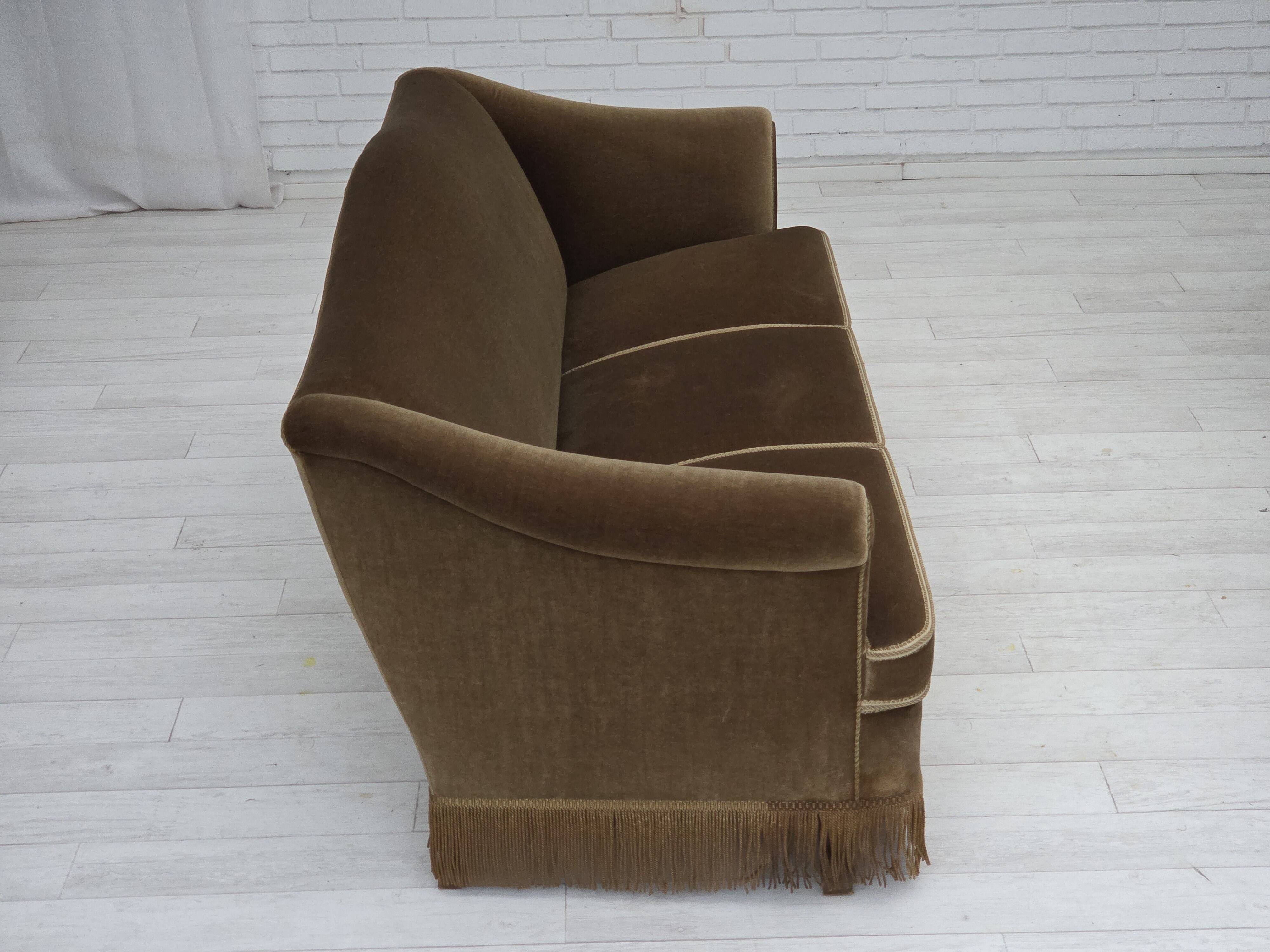 Canapé 3 places danois des années 1960, revêtement en velours vert olive, bois de hêtre.