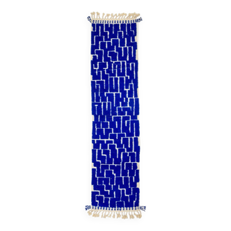 Tapis berbère marocain couloir bleu Klein à reliefs