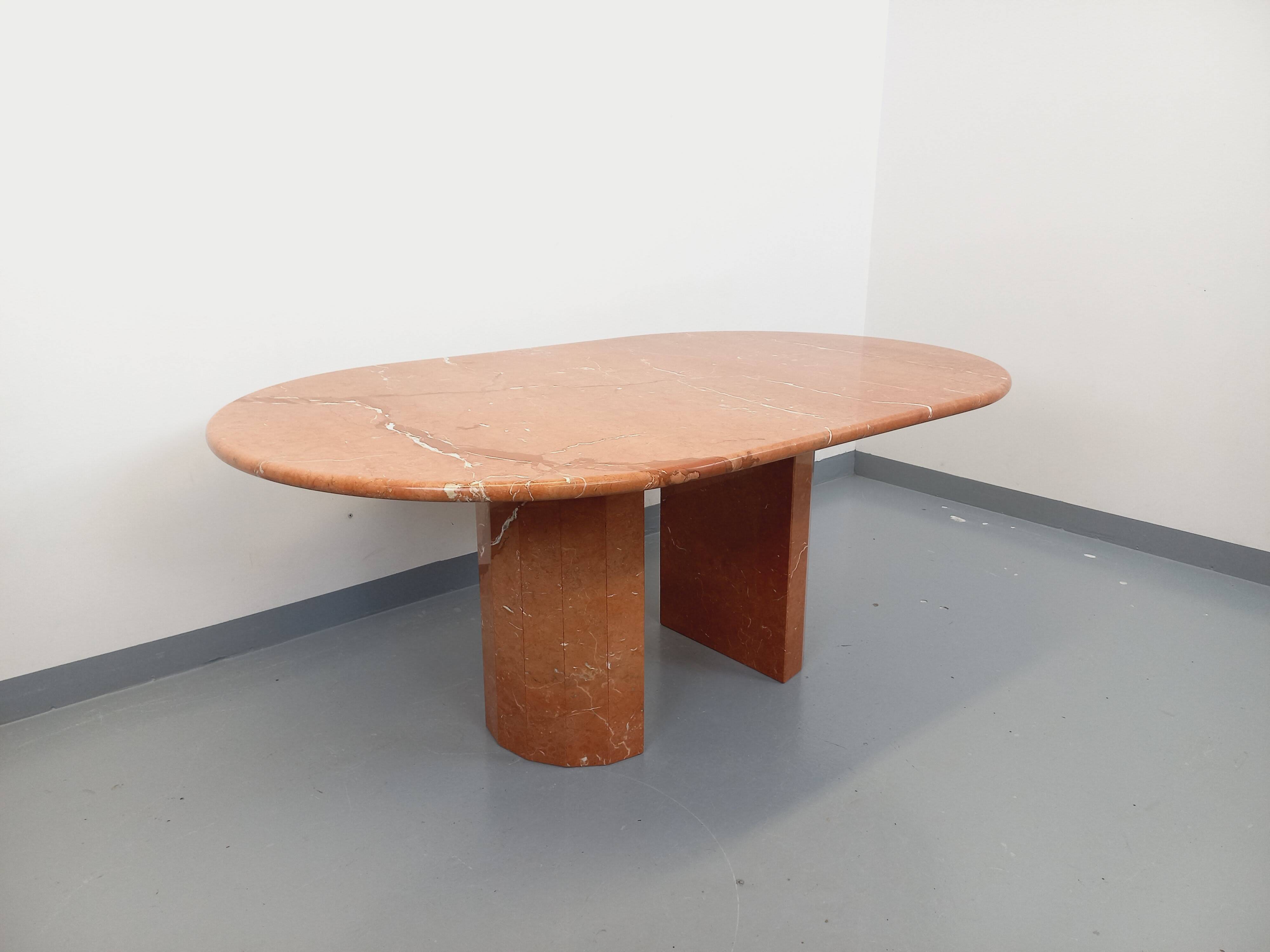 Vintage oval dining table in pink marble from the 70s 80s.