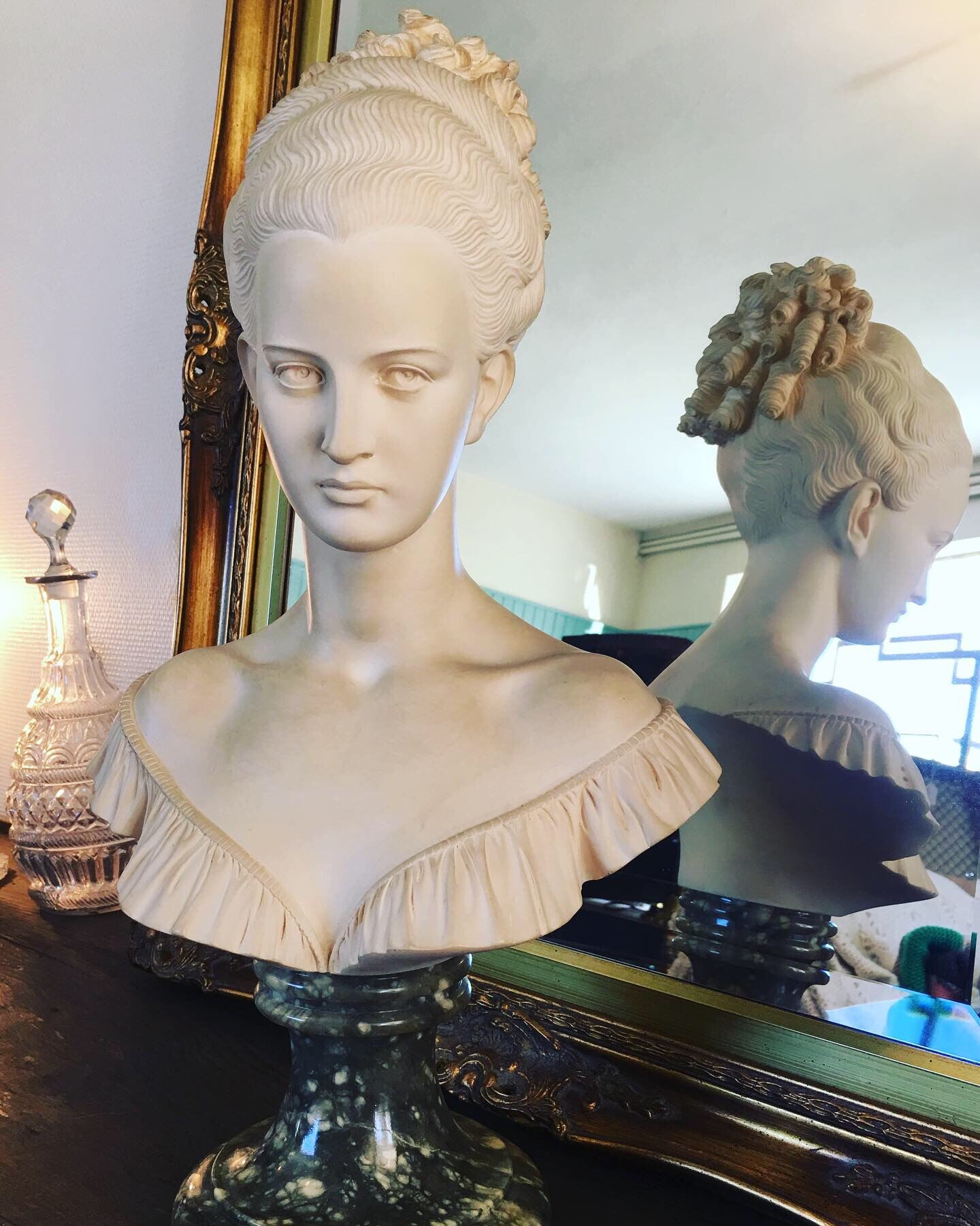 Bust in alabaster signed Alain Giannelli