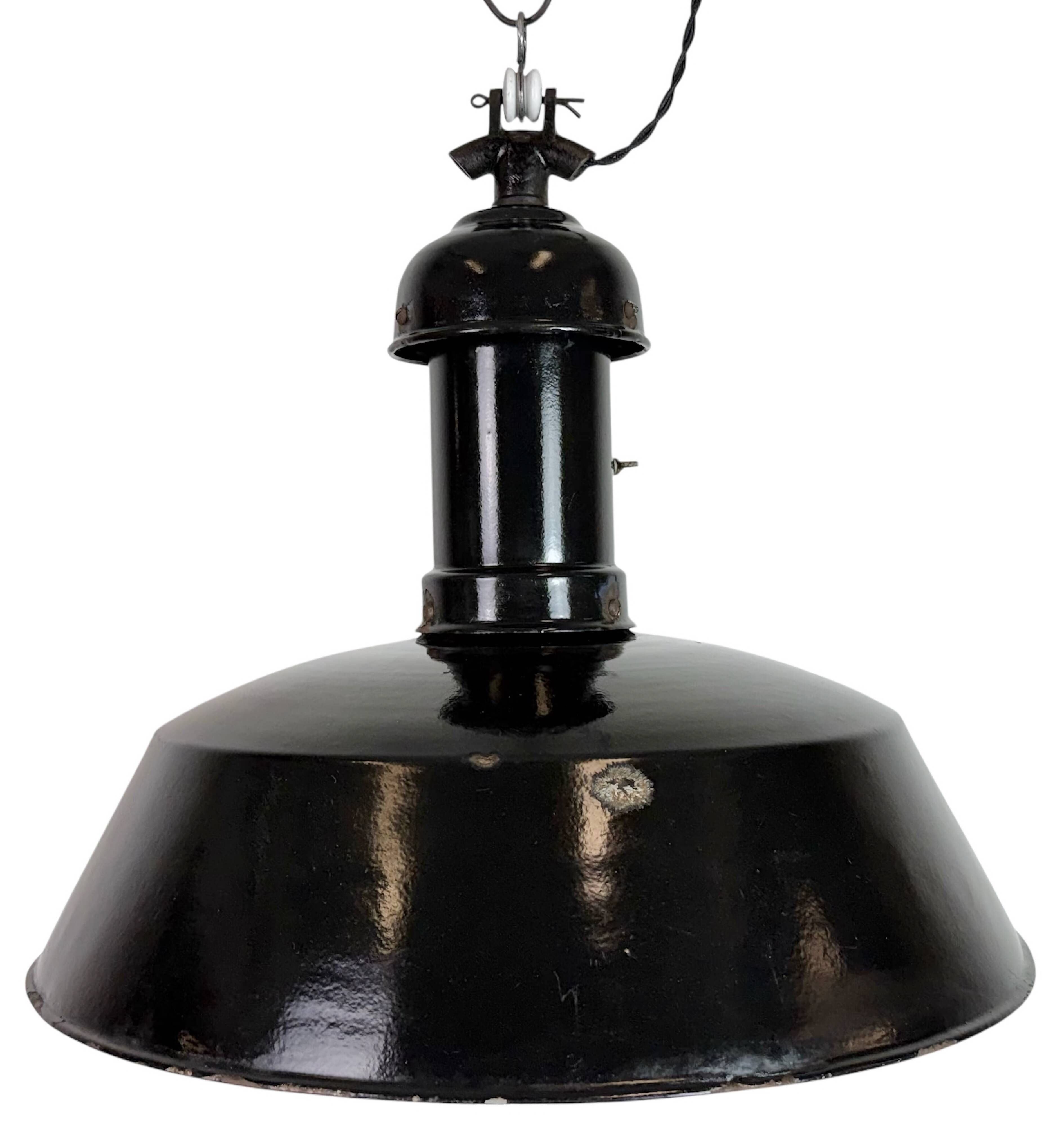 Lampe suspendue Bauhaus en émail noir industriel, années 1930