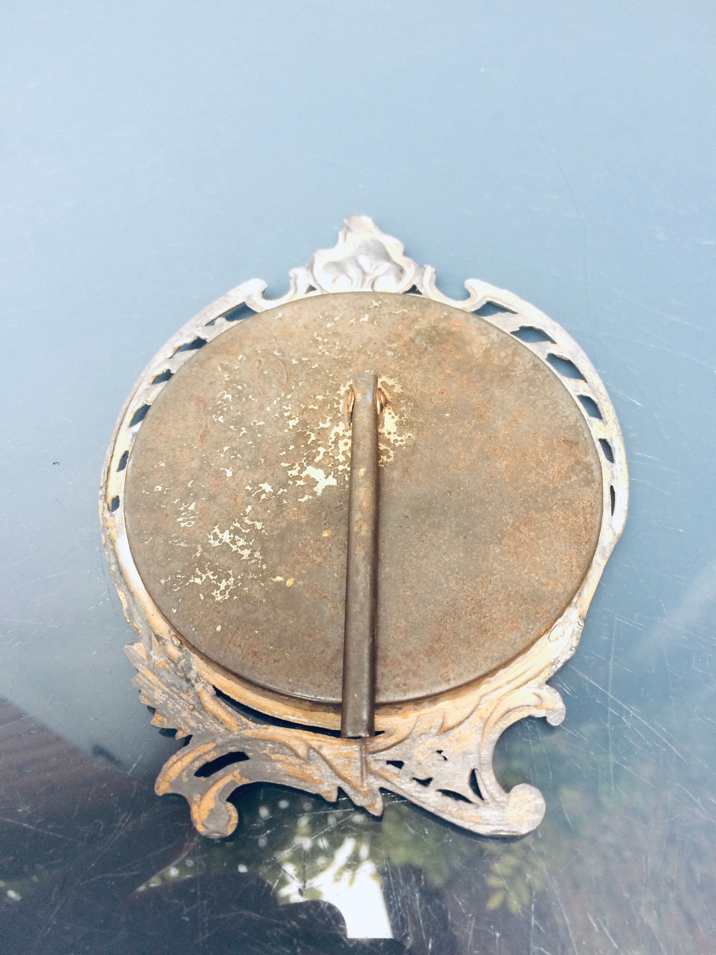 Former small oval frame on foot