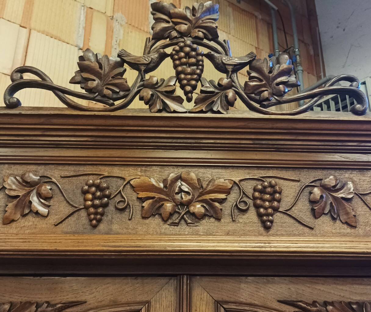 Art Nouveau buffet in carved oak with vine decoration