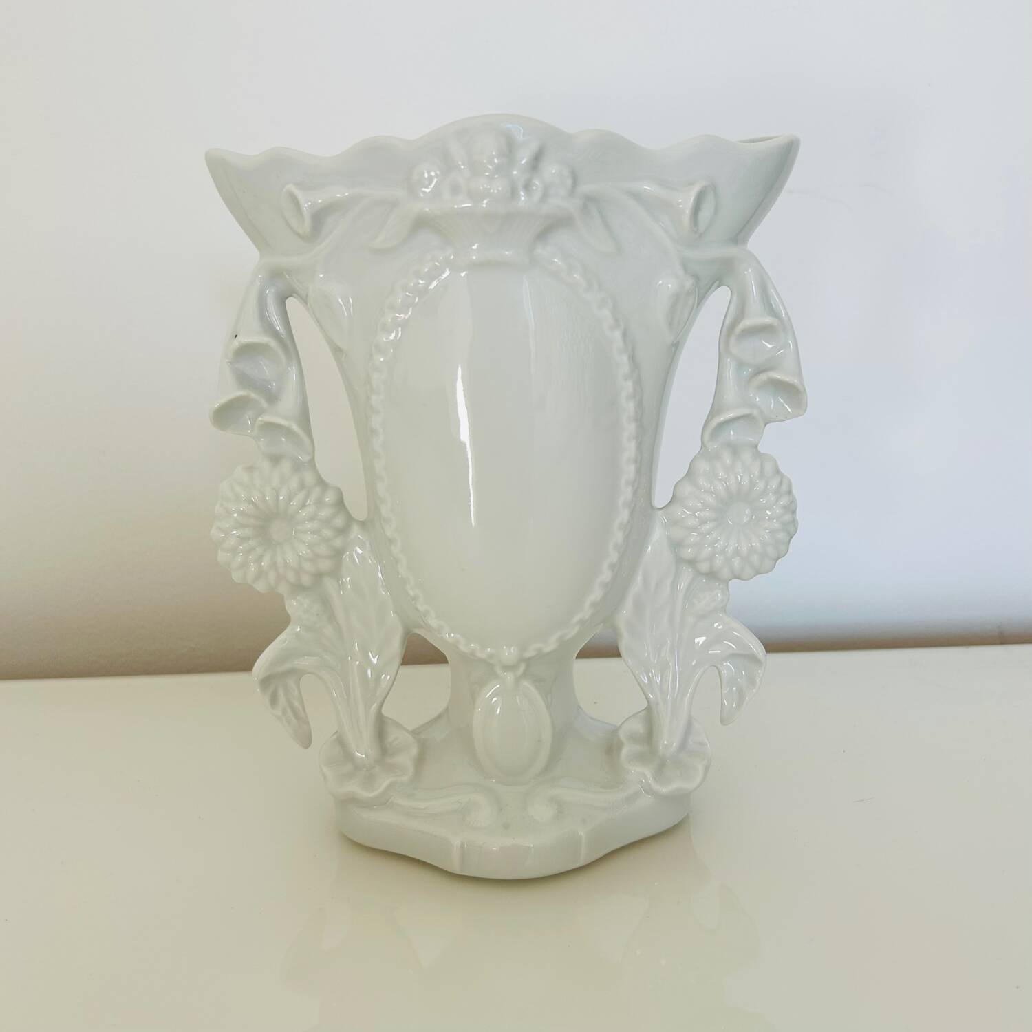 Bride's vase in porcelain