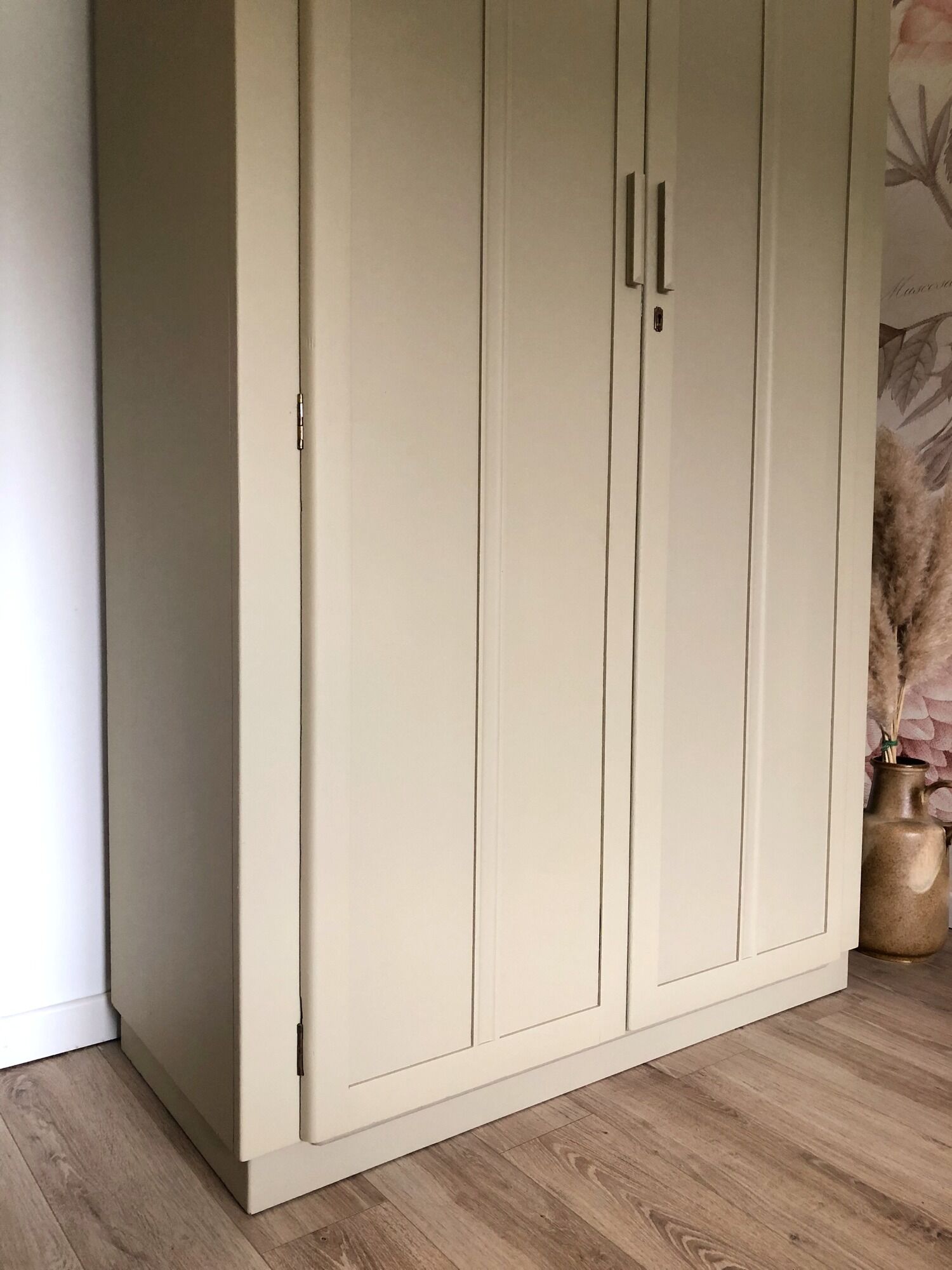 English wardrobe from the 50s/60s, restyled in Crème d'Artichaut