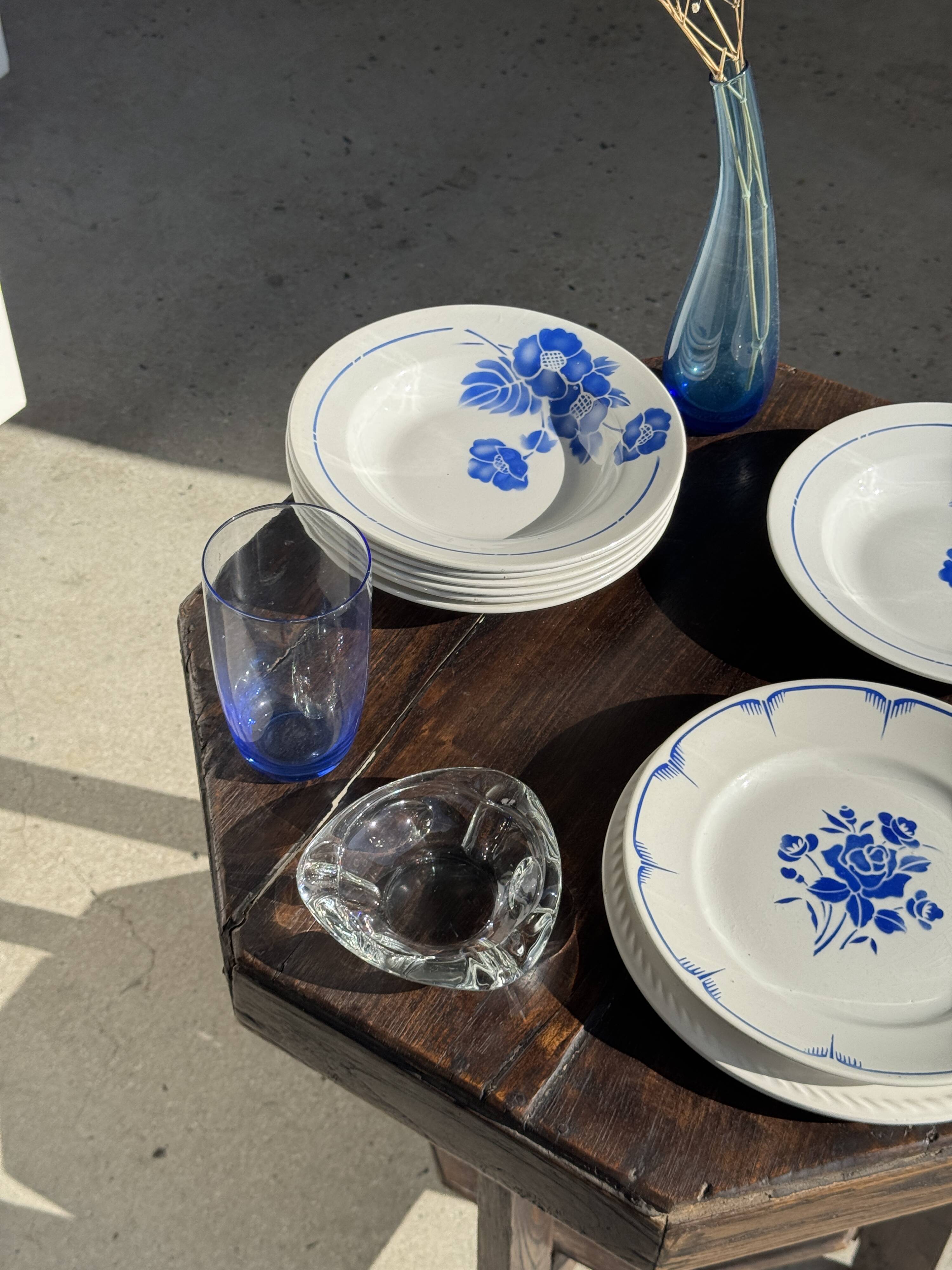 Set of 14 triangular glass ashtrays D13