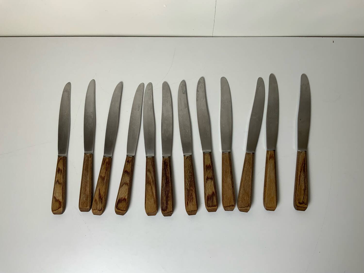 12 wooden handle knives