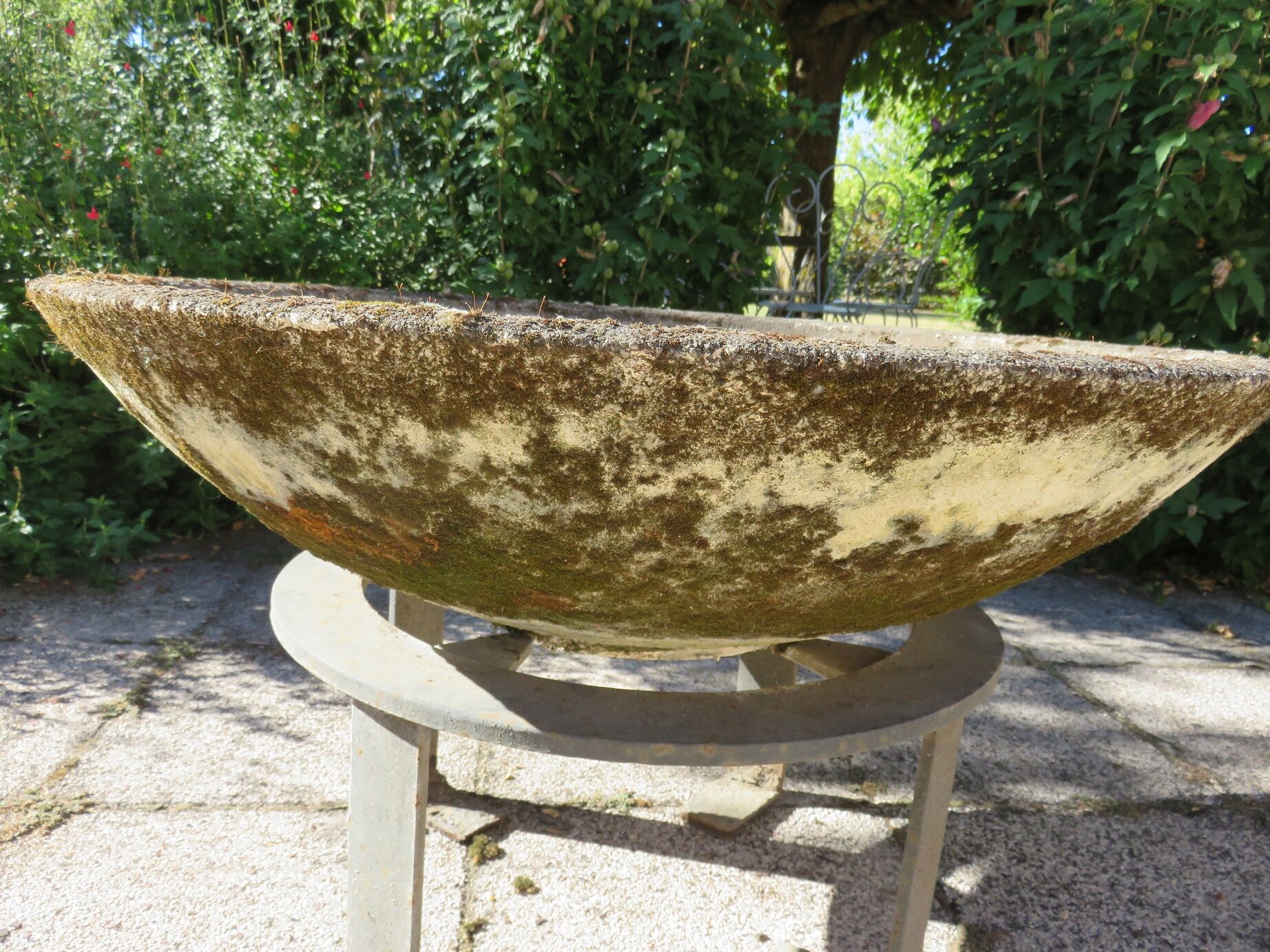 Ancienne vasque en ciment béton et support  fonte