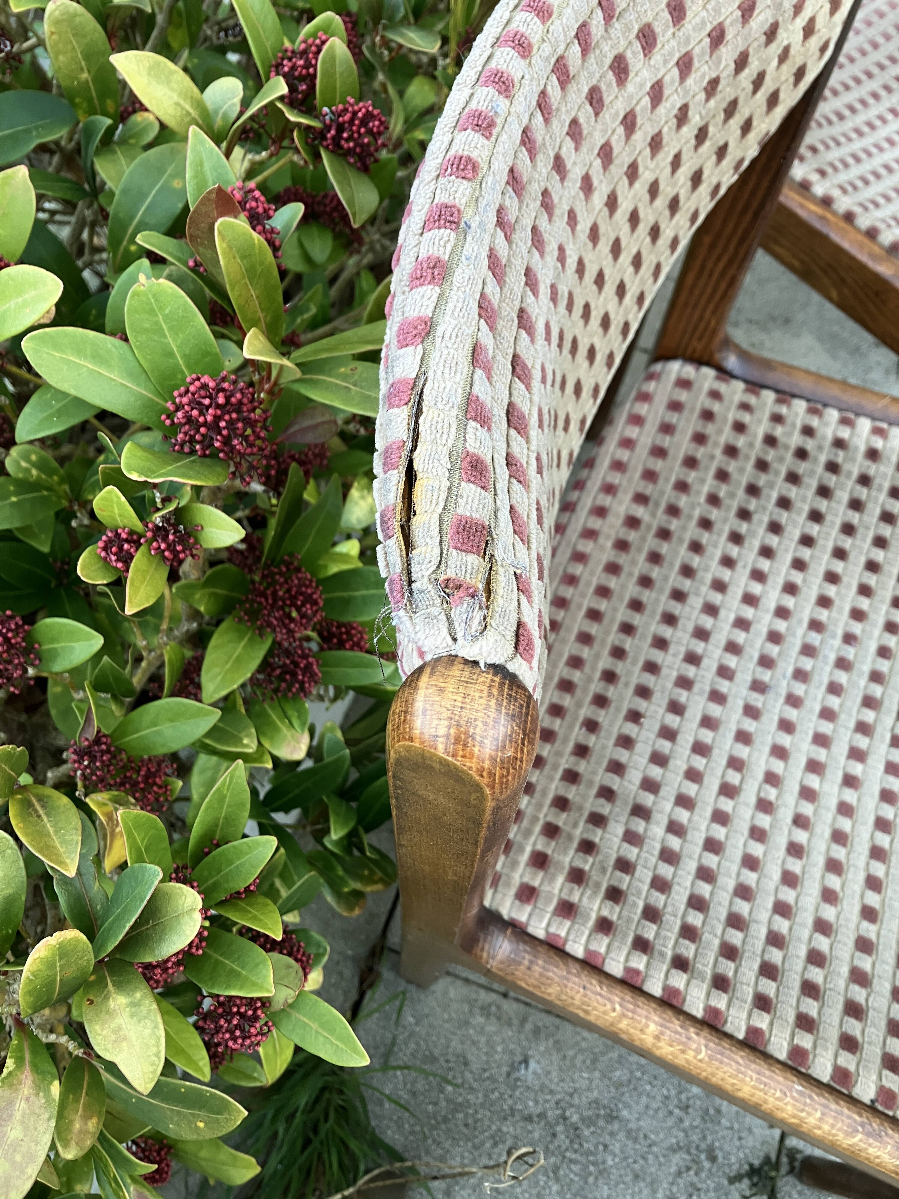 Extendable round dining table and 4 Baumann chairs.
