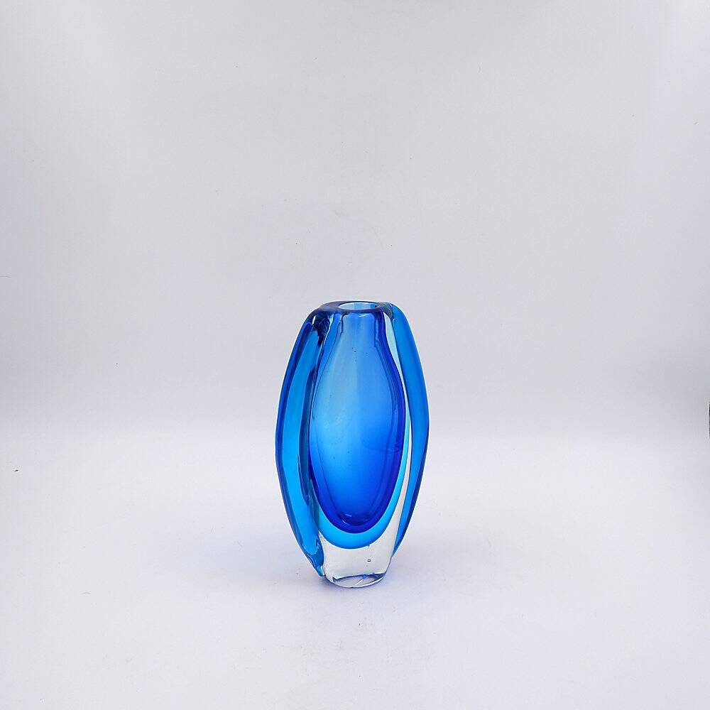 Oval glass vase in shades of blue, in the Sommerso style.