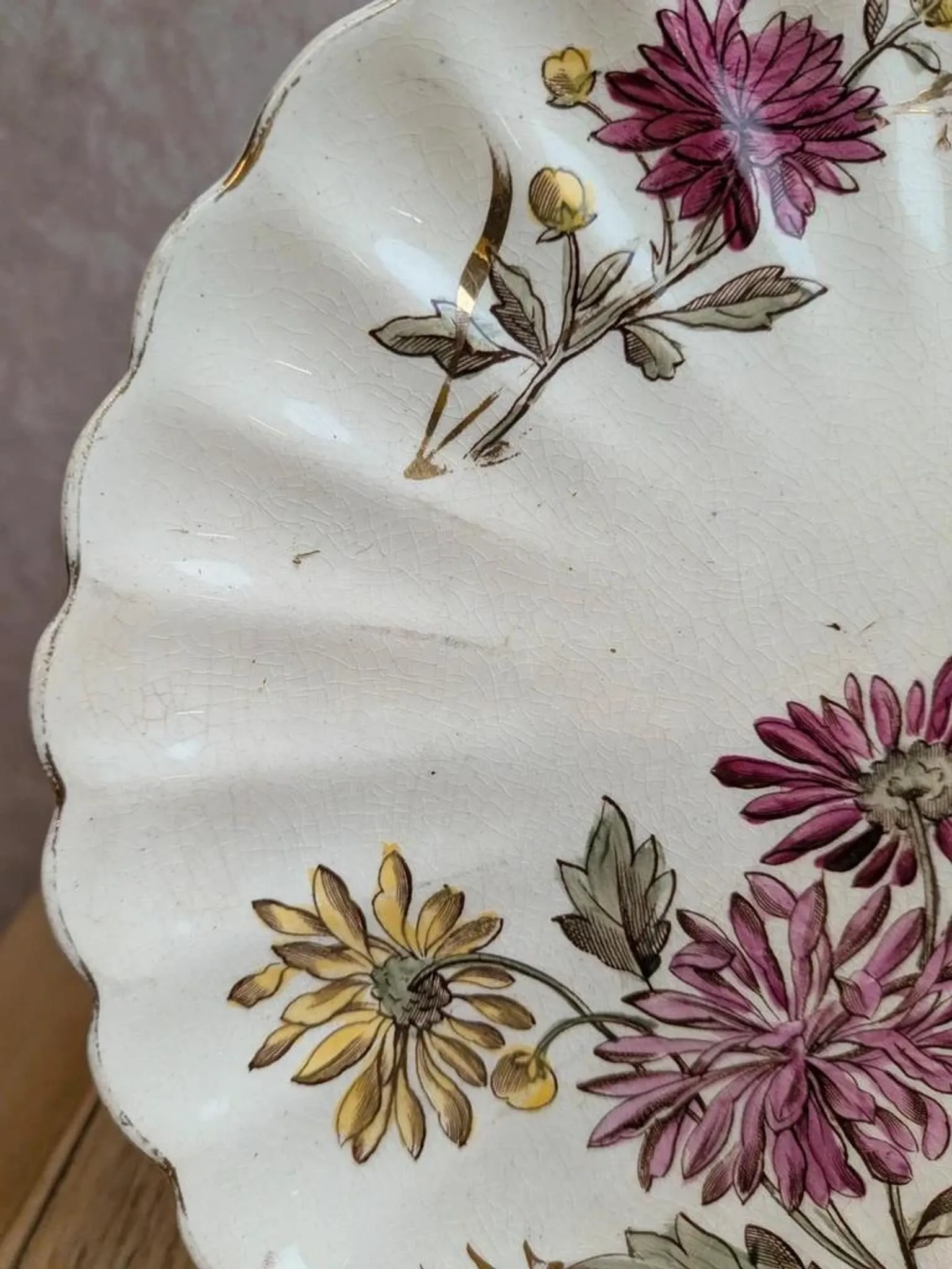 Antique polychrome ironstone plate – Floral decoration and gilding – Scalloped edge