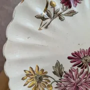 Antique polychrome ironstone plate – Floral decoration and gilding – Scalloped edge