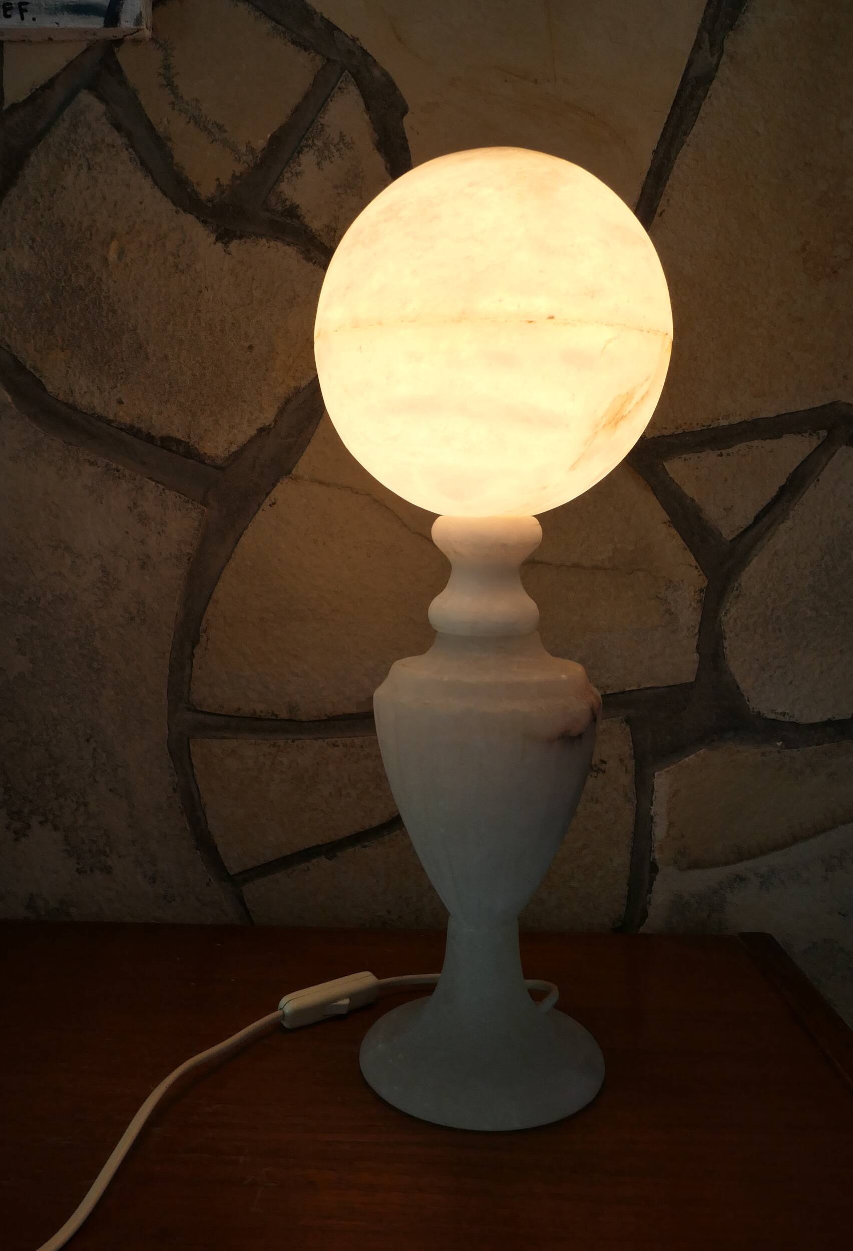 lampe à poser en albatre avec globe en albatre Italie 1950-60