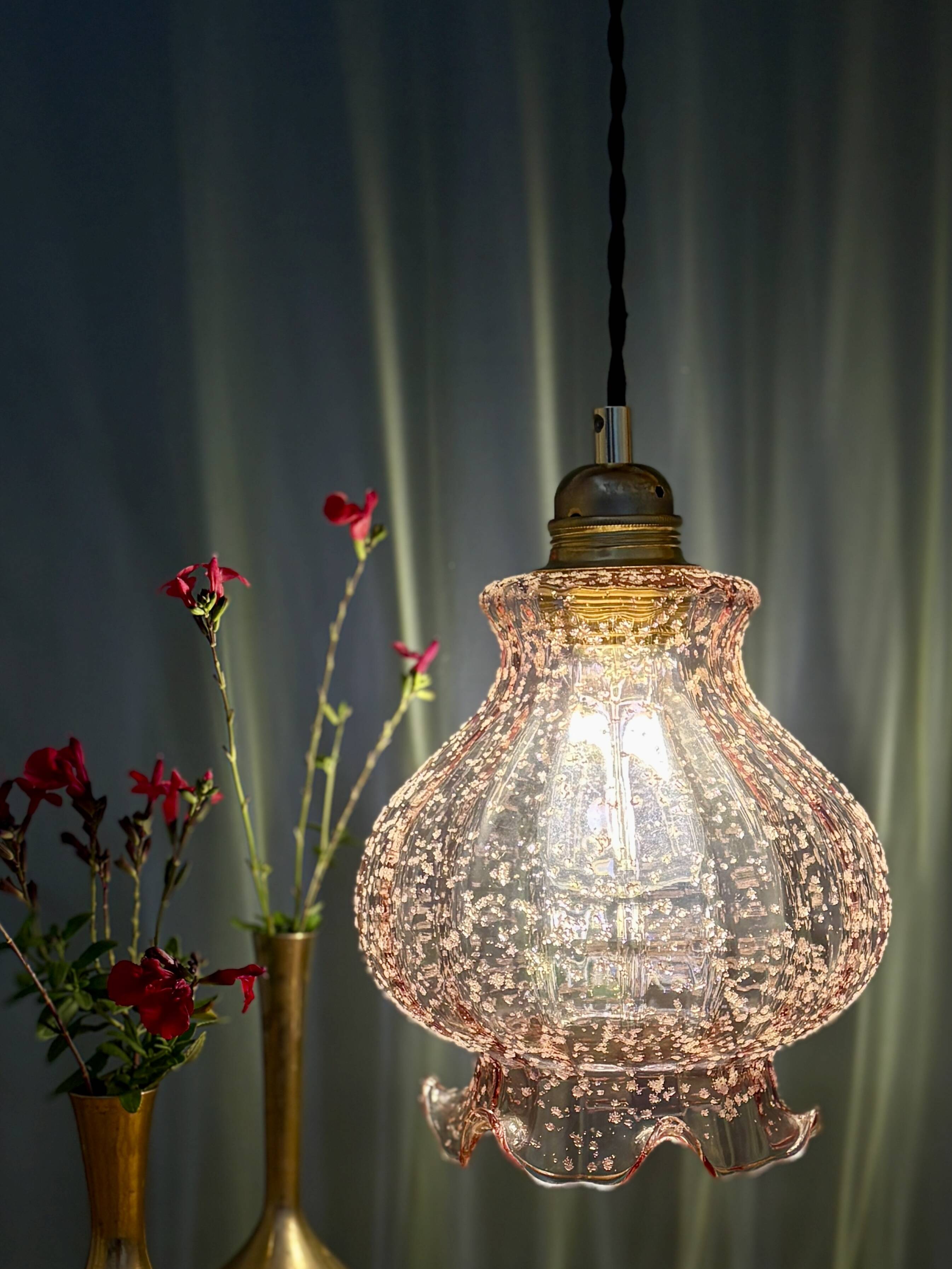 Suspension globe vintage en verre granité rose