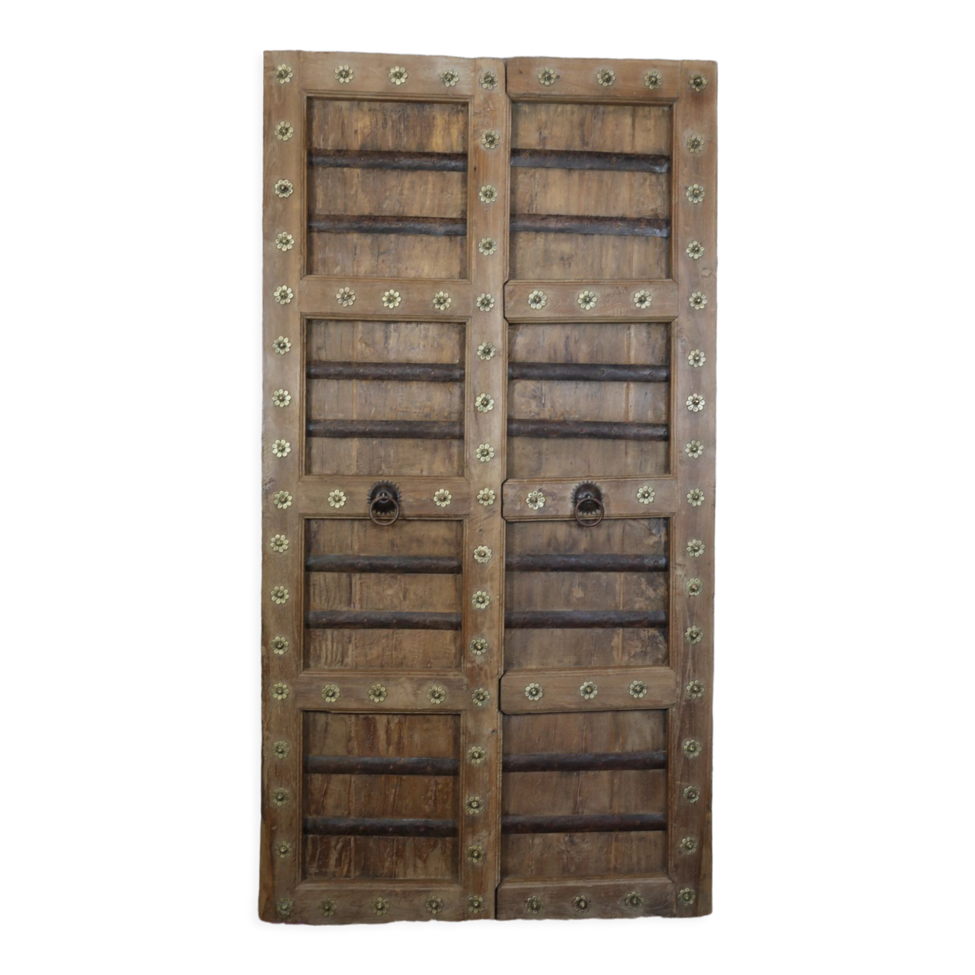 Porte indienne en teck naturelle et cabochons en laiton
