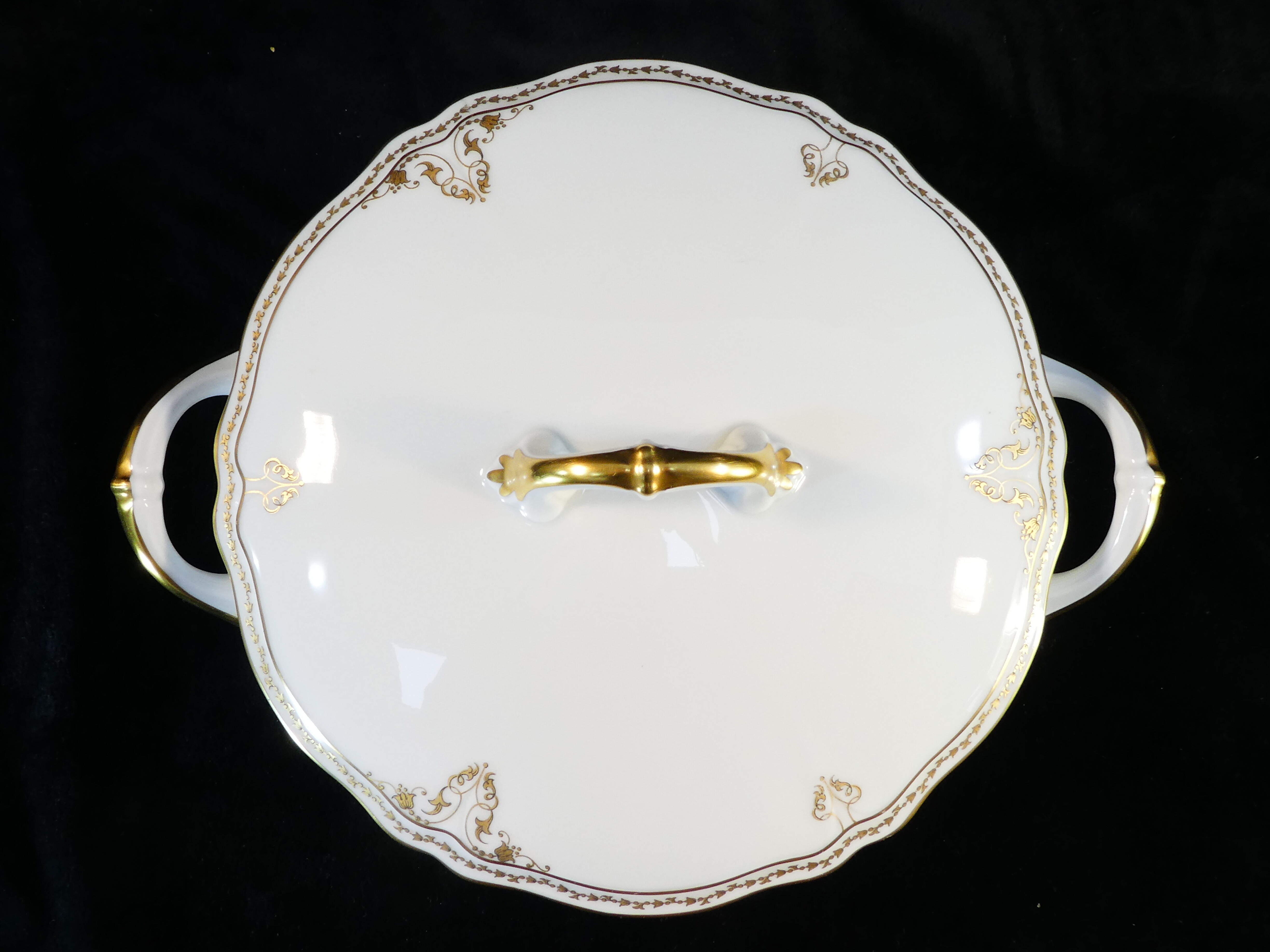 Soupière ronde en porcelaine de Limoges Giraud doré peint a la main