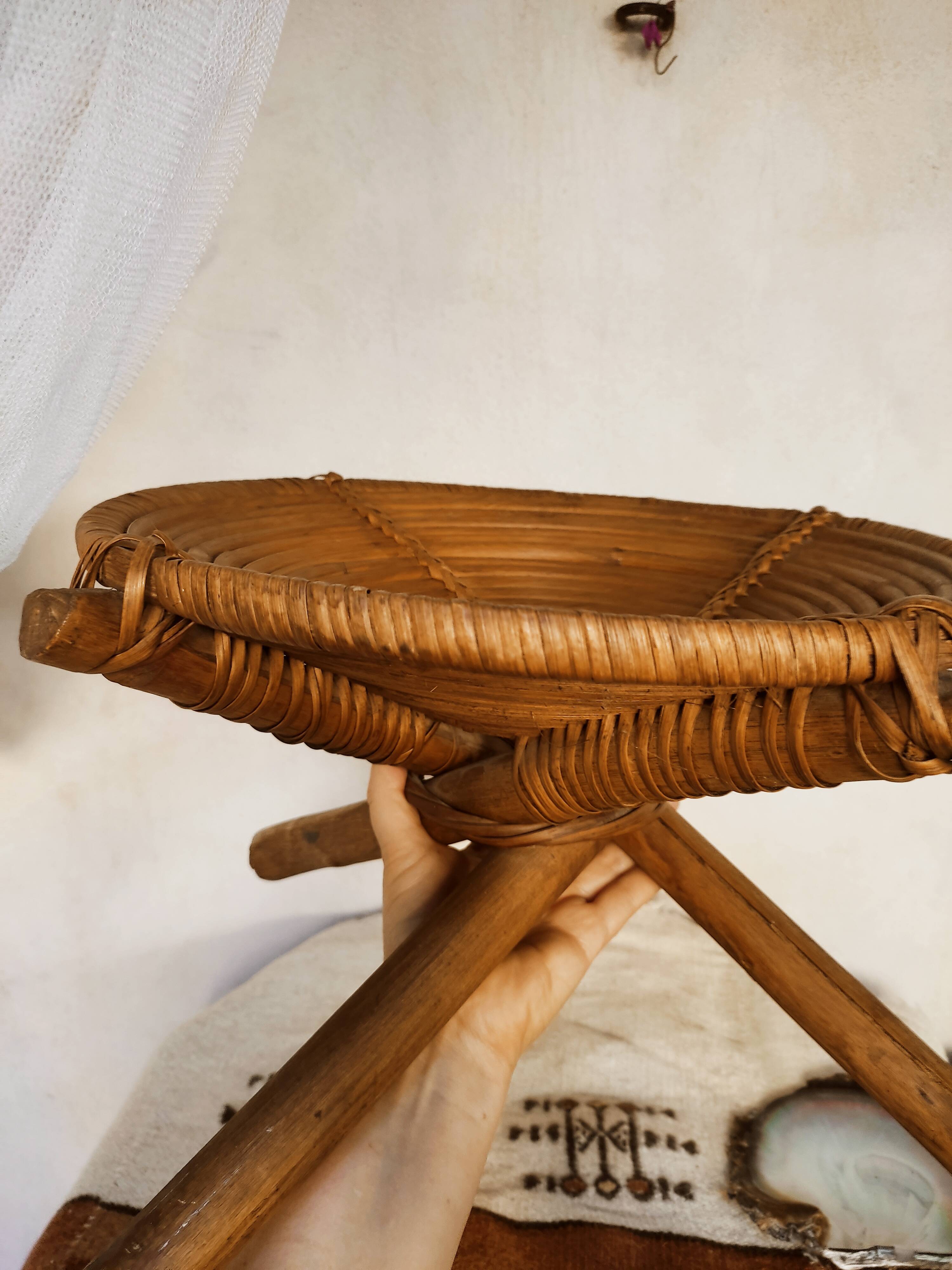 Ethic cup on crossed feet