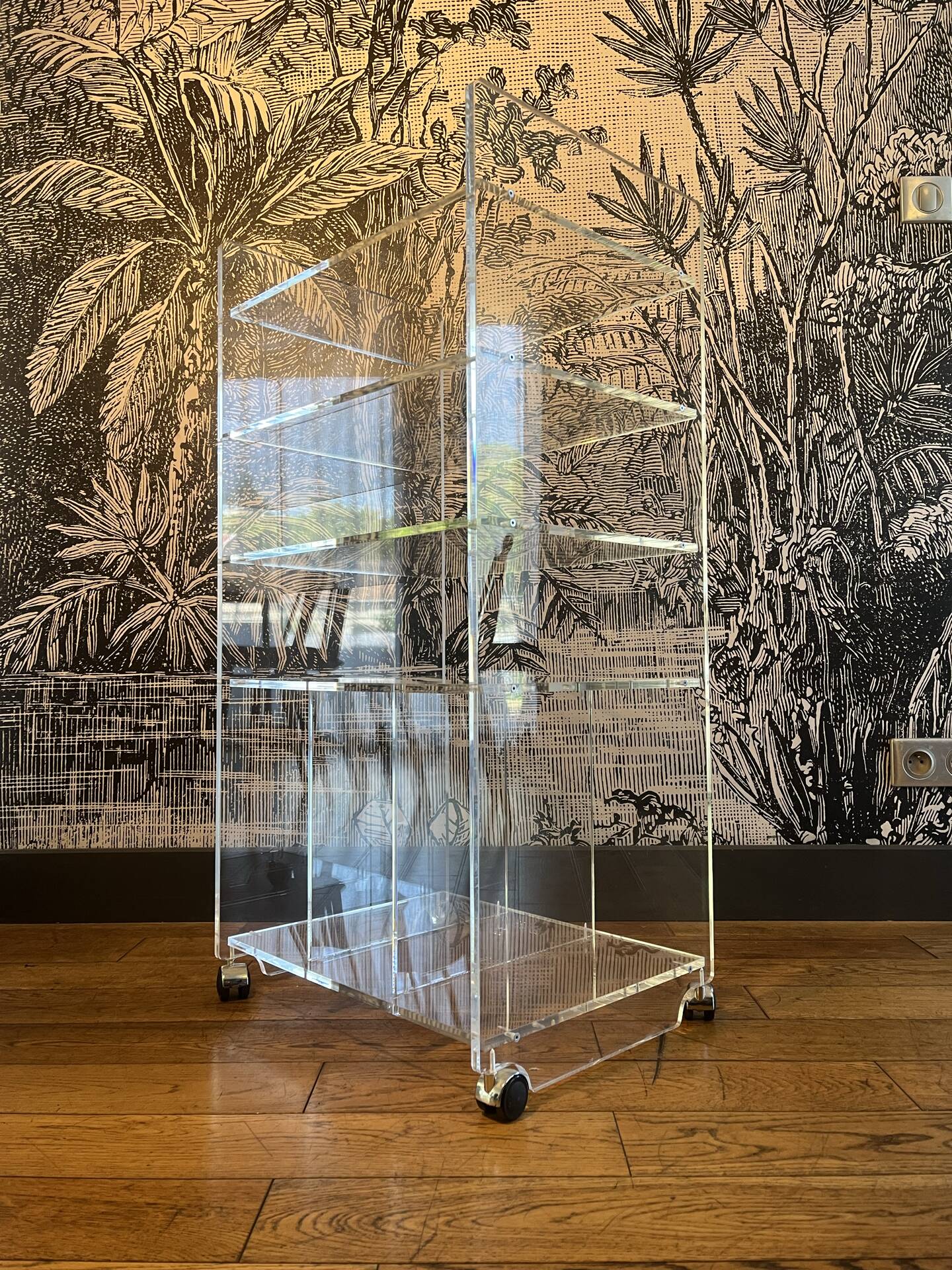Hi-fi furniture in plexiglass