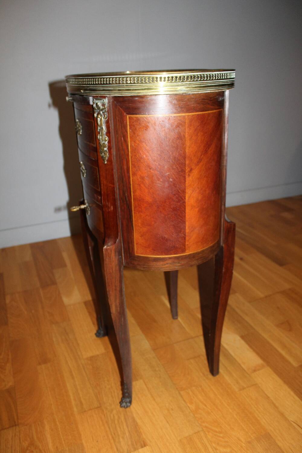 Guéridon tambour ancien style Louis XV en marqueterie, marbre et laiton