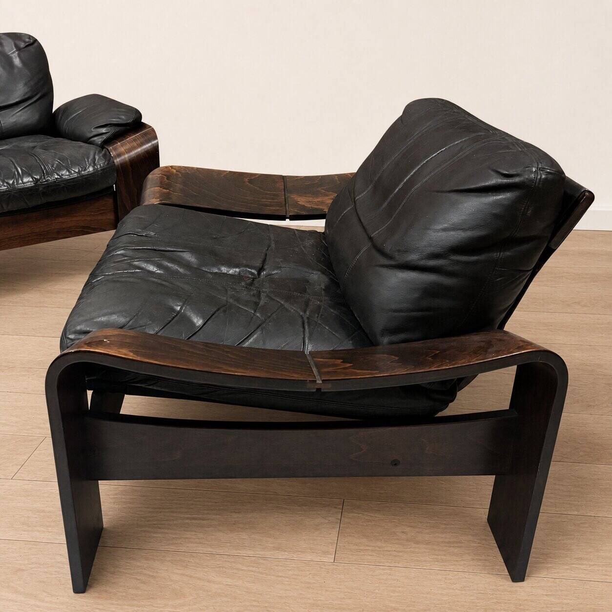 Paire de fauteuils scandinaves en cuir et palissandre