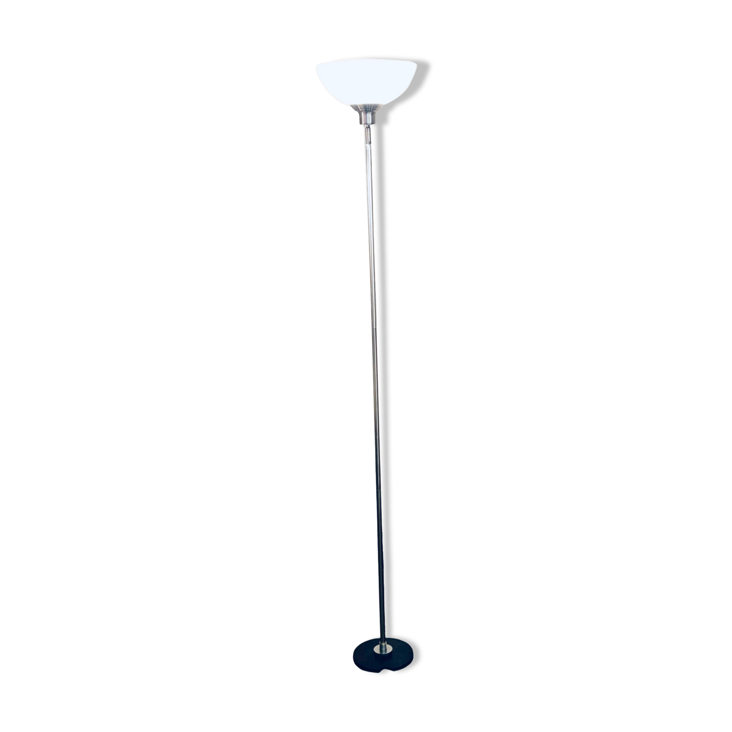 Discreet floor lamp