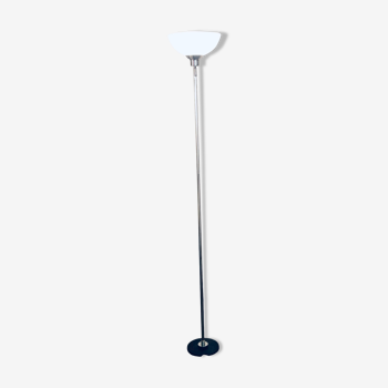 Discreet floor lamp