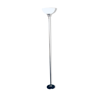 Discreet floor lamp