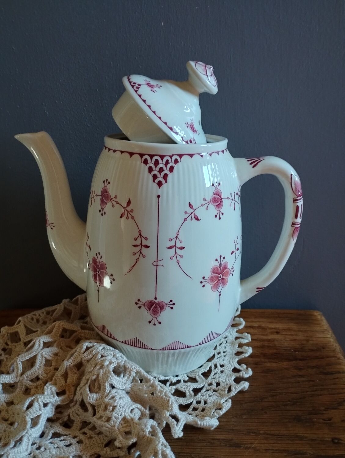 White teapot with rose pattern, Erica model by Franciscan, England