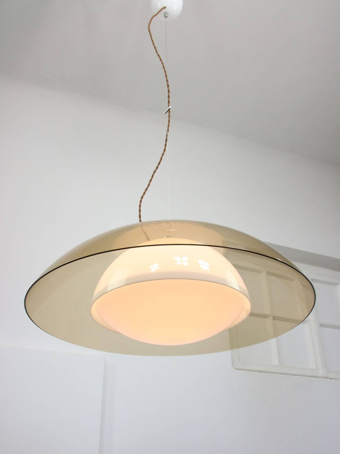Lampe rare UFO Space Age de Guzzini en marron clair, années 1970