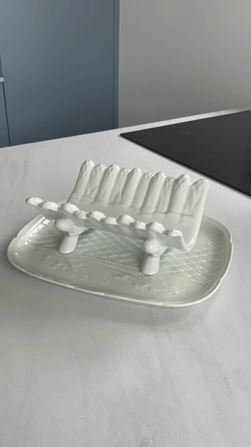 Plat à asperges en faïence blanche – plat de service barbotine vintage