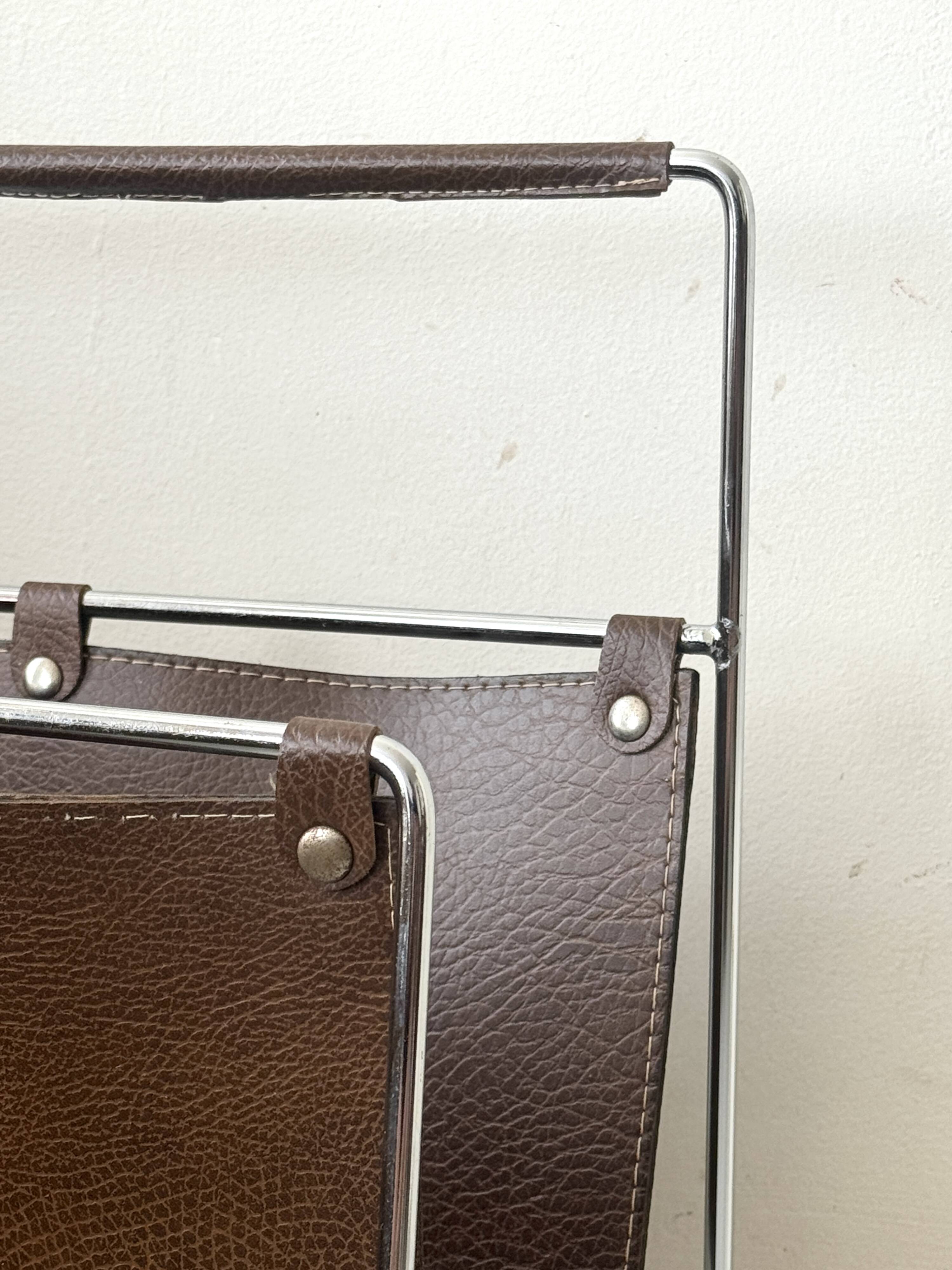 Modernist magazine rack in brown leather & chrome wire metal – 1970 design
