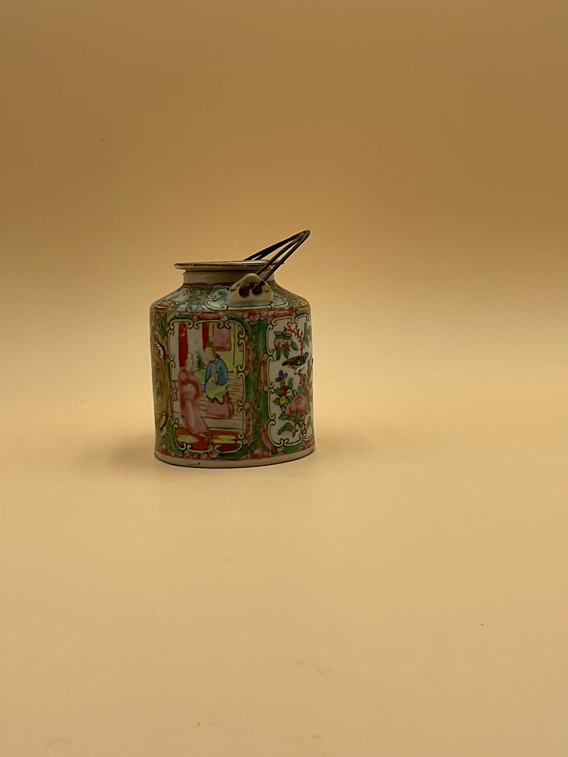 Porcelain teapot from China Canton XIX°