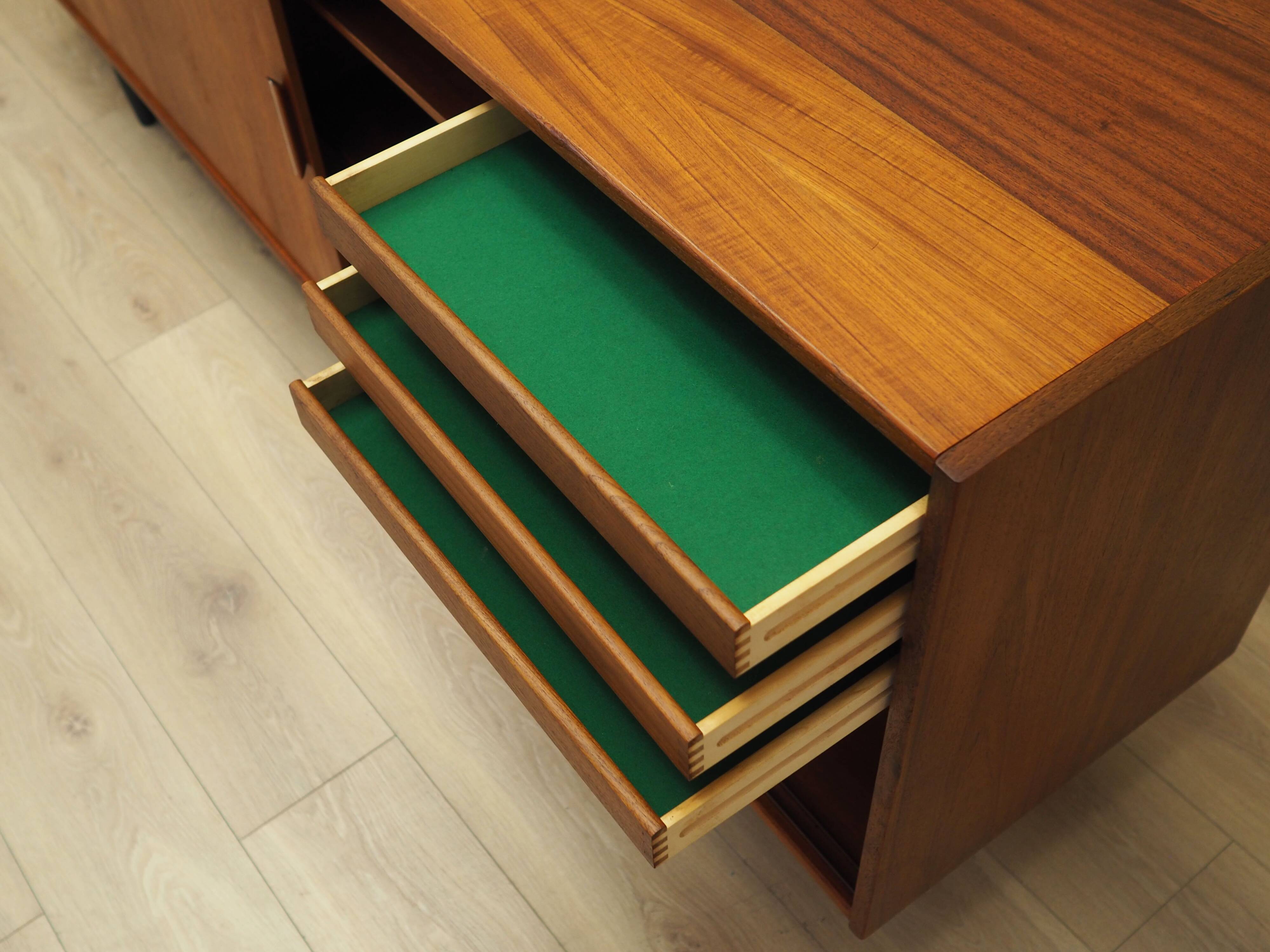 Buffet en teck, design danois, années 1970, production : Danemark