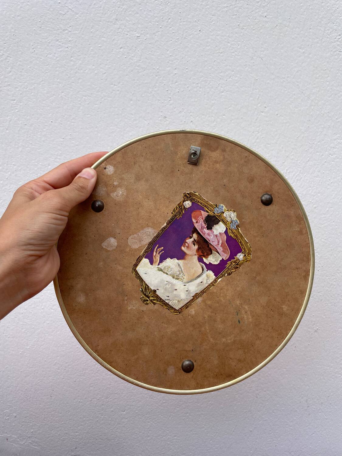 Round mirror in gold metal